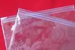 saco feito de plástico transparentes com fecho zip