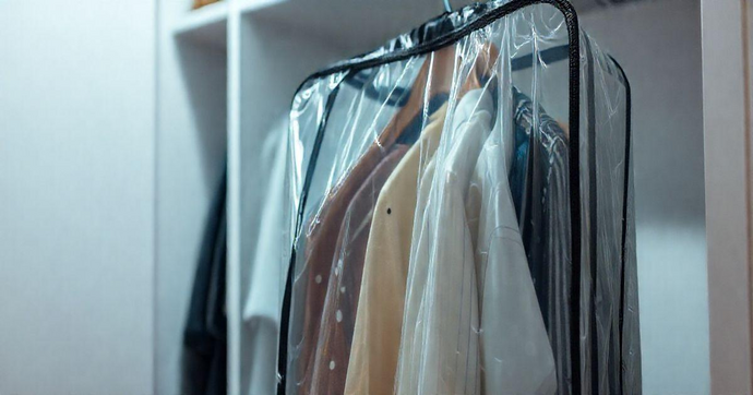Saco plástico para roupas: 7 dicas para organização eficaz